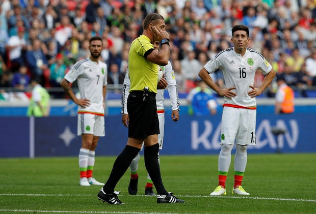 Confederations Cup, la prima incursione della Var: annullato (giustamente) un gol a Pepe Confederations Cup, la prima incursione della Var: annullato (giustamente) un gol a Pepe