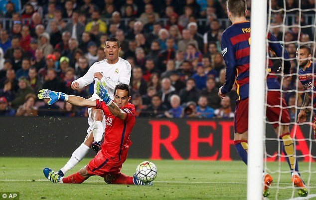 Bufera post-Clasico: Barcellona denunciato per insulti omofobi a Cristiano Ronaldo Bufera post-Clasico: Barcellona denunciato per insulti omofobi a Cristiano Ronaldo