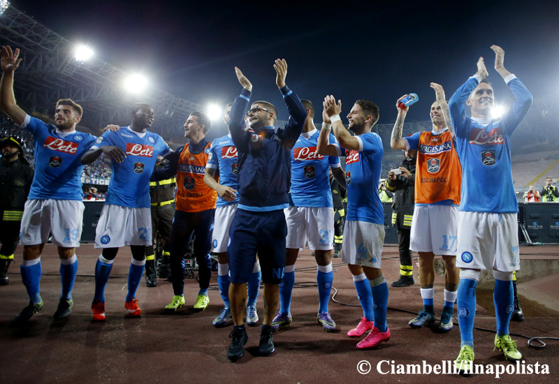 Tornano il pubblico e ’O surdato nnammurato. Il Napoli di Sarri manda la Juventus all’inferno. Insigne grande e sfortunato