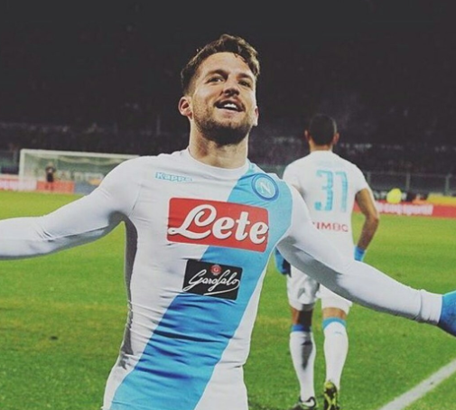 Il Dries Mertens show: due gol, un assist, un palo. Napoli Fiorentina 4-1 e Roma a un punto