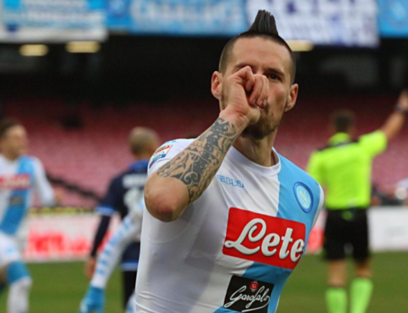 Napoli-Pescara 3-1, bastano gli sprazzi della ripresa: segnano Tonelli, Hamsik e Mertens