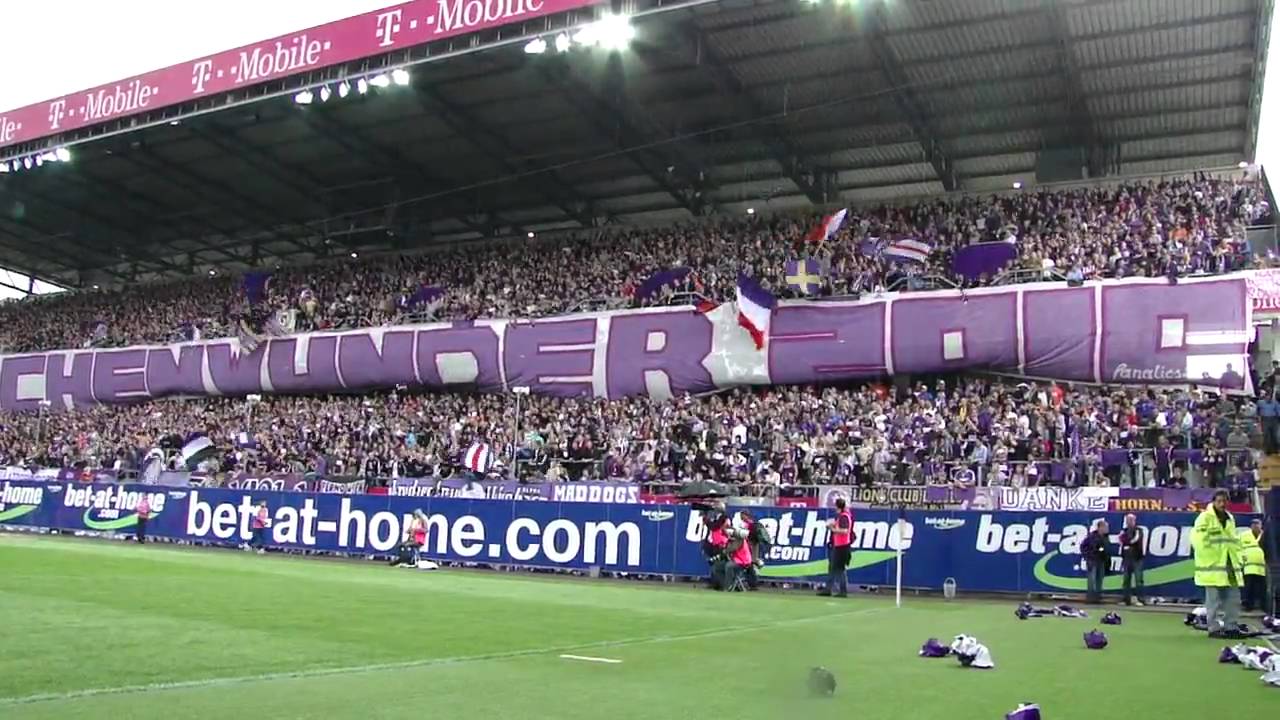 Caro-biglietti, i tifosi dell’Austria Vienna protestano lanciando scarpe in campo