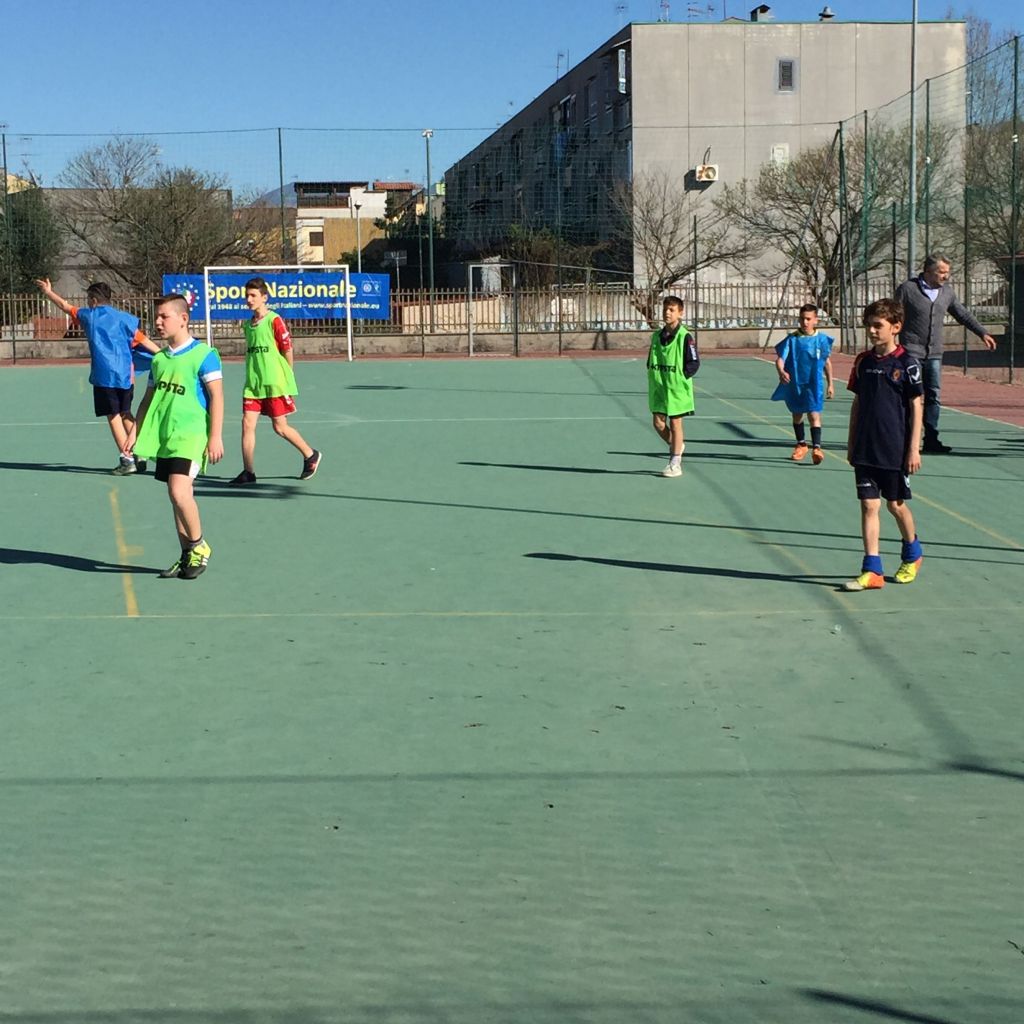 Un campo di calcio per bambini contro la camorra. Nella struttura di cui parlò Saviano Un campo di calcio per bambini contro la camorra. Nella struttura di cui parlò Saviano