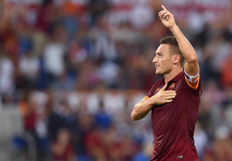 È la notte di Totti: doppietta all’86esimo e al 90esimo, Napoli a cinque punti