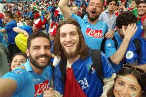 Allo stadio Saint Denis il “devi vincere” dei napoletani guida il tifo per l’Italia item-thumbnail