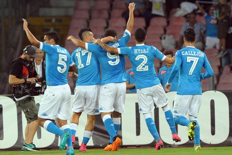 Diciotto passaggi consecutivi in 47 secondi, otto giocatori coinvolti: il secondo gol del Napoli ricorda l’Olanda del 74