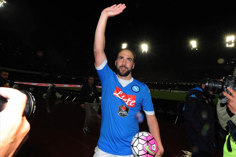 La maglia sudata a Higuain, ma il sudore di inizio anno è scomparso. Ora viene il bello