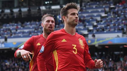 Europei, la Spagna ringrazia Piqué (e Iniesta): 1-0 a tre dalla fine contro la Repubblica Ceca