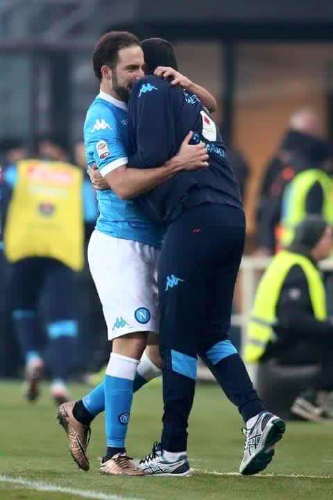 L’abbraccio Higuain-Sarri ripreso dalla panchina del Napoli (video)