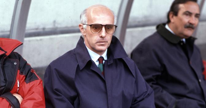 I primi mesi di Arrigo Sacchi al Milan (anche lui firmò un contratto annuale, come Sarri al Napoli) I primi mesi di Arrigo Sacchi al Milan (anche lui firmò un contratto annuale, come Sarri al Napoli)