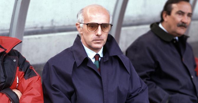 I primi mesi di Arrigo Sacchi al Milan (anche lui firmò un contratto annuale, come Sarri al Napoli)