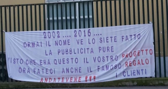Firenze, tira aria pesante: striscione contro la società sui cancelli dell’Artemio Franchi
