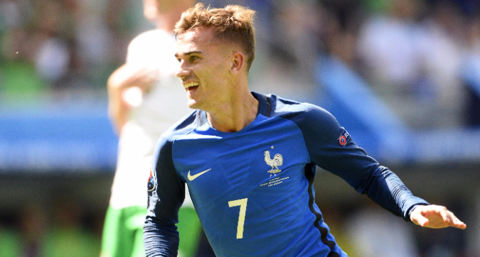 La Francia batte l’Irlanda e la paura: 2-1, doppio Griezmann rimonta lo svantaggio di Brady