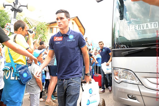 Un ragazzino in Mozambico con la maglia del Napoli di Callejon