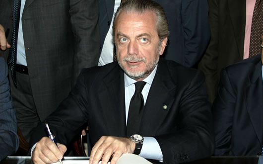 4/9/2004. È ufficiale, il Napoli è di De Laurentiis per 31 milioni. Spunta Vavassori per la panchina