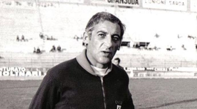 Sarri come Scopigno l’allenatore filosofo che insultò il guardalinee, si beccò cinque mesi di squalifica e vinse lo scudetto col Cagliari Sarri come Scopigno l’allenatore filosofo che insultò il guardalinee, si beccò cinque mesi di squalifica e vinse lo scudetto col Cagliari
