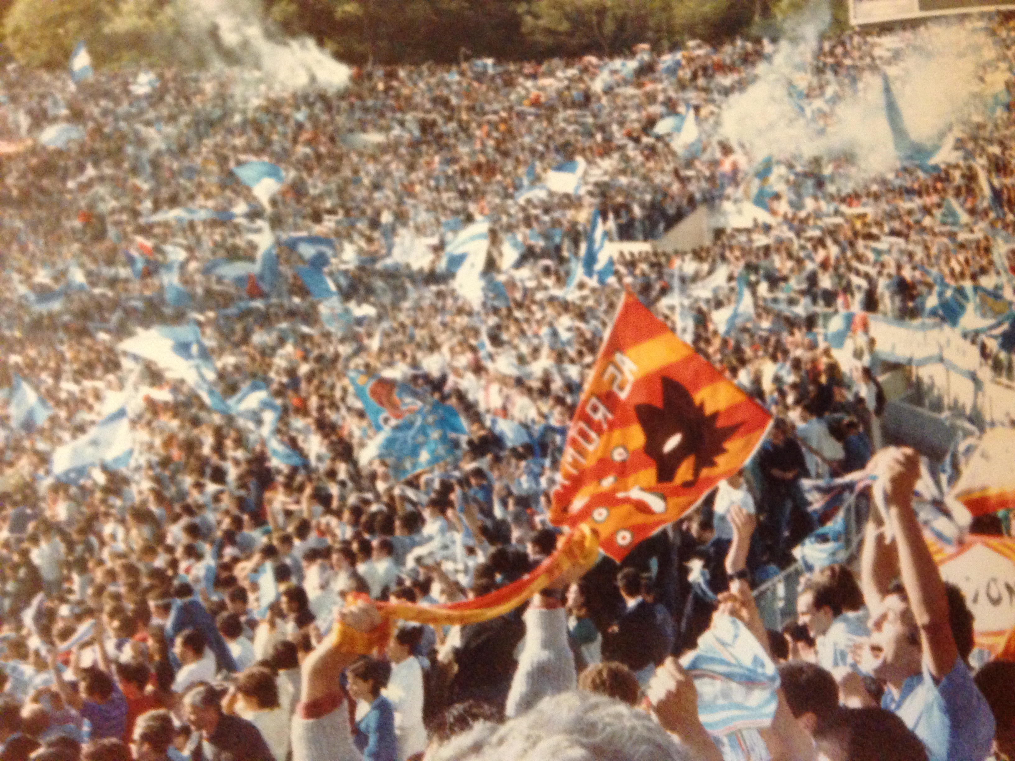 #NapoliRomavistadate. L’invasione azzurra a Roma quando vincemmo 1-0 con gol di Maradona (l’anno dello scudetto)