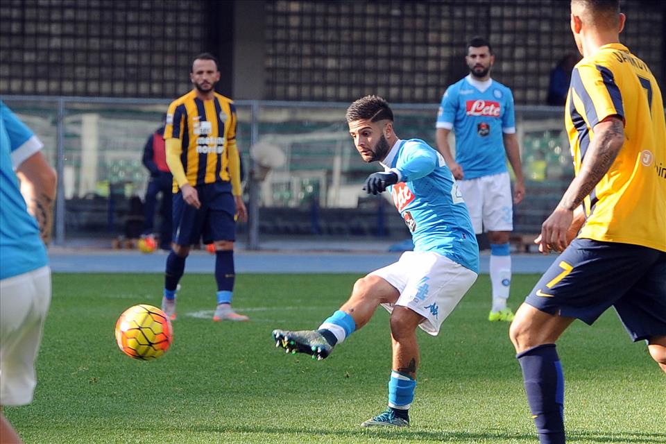 Solo 20mila euro di multa al Verona per i cori contro i napoletani e Insigne Solo 20mila euro di multa al Verona per i cori contro i napoletani e Insigne