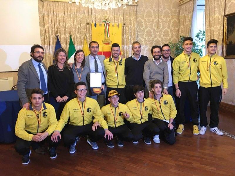 Il sindaco De Magistris premia il Ronin Club di Karen Torre Il sindaco De Magistris premia il Ronin Club di Karen Torre