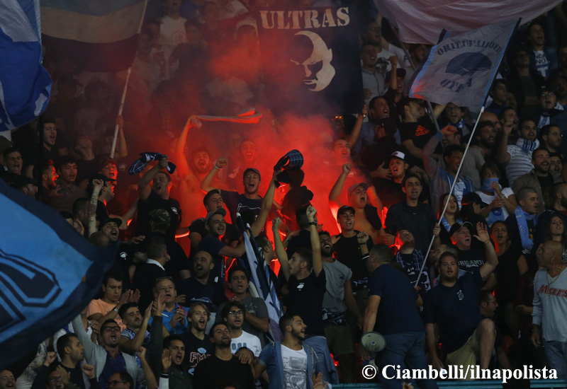 Da “In un mondo che” a “Un giorno all’improvviso”: gli ultras del Napoli hanno appreso la lezione di Benitez