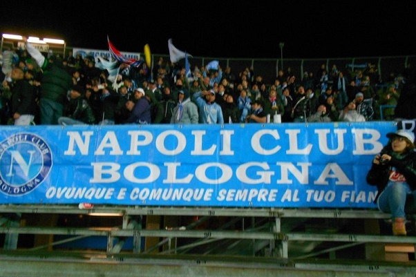 Vigilia di beneficenza e legalità a Bologna: il Club Napoli organizza una cena per i bisognosi e fa “un pacco” alla camorra
