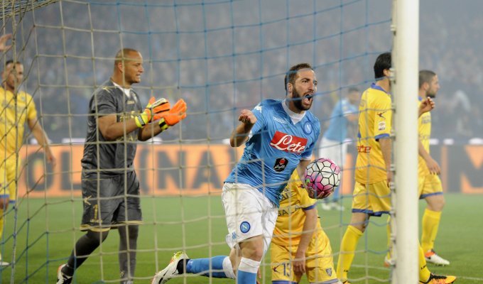 Napoli-Frosinone 4-0, pagelle / La storia viene demolita e riscritta sotto la pioggia