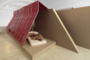 Si inaugura la mostra Plastic Village, il limite imperfetto tra architettura e design item-thumbnail