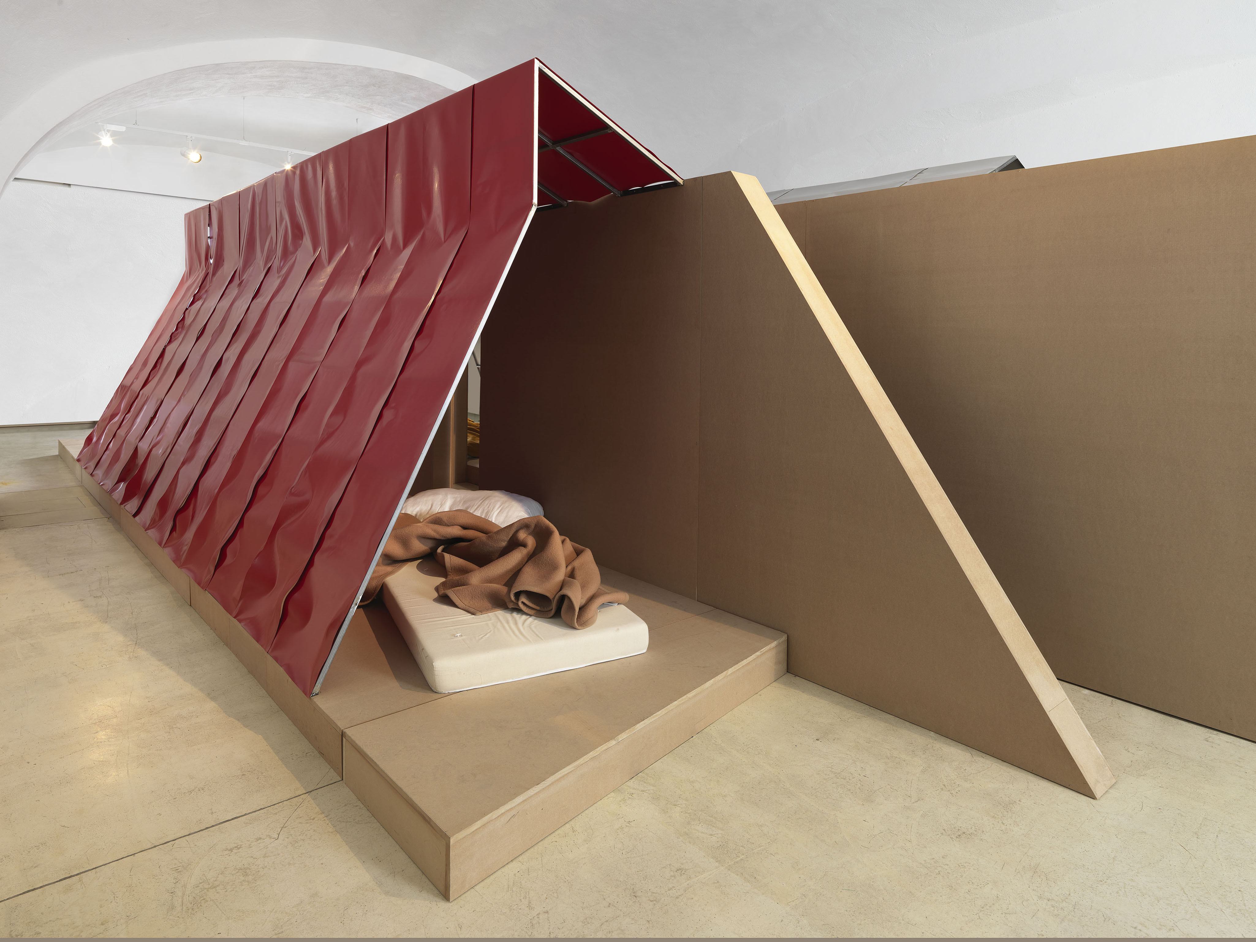 Si inaugura la mostra Plastic Village, il limite imperfetto tra architettura e design Si inaugura la mostra Plastic Village, il limite imperfetto tra architettura e design