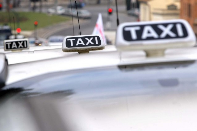 Di ritorno da Napoli-Lazio in otto in un taxi (20 euro a testa)