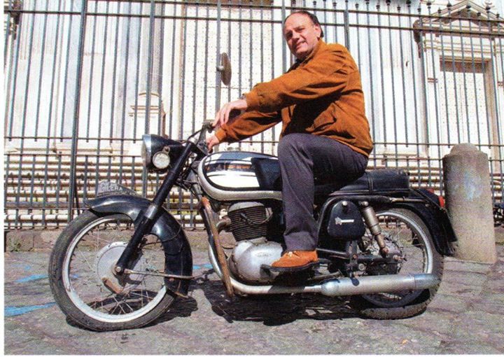 De Laurentiis fa marcia indietro con Agostino ’o pazzo (lo aveva accusato di chiedere tangenti a Napoli per i film) De Laurentiis fa marcia indietro con Agostino ’o pazzo (lo aveva accusato di chiedere tangenti a Napoli per i film)