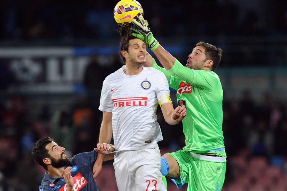 Il Napoli è diventato una squadra tosta. E Benitez sembra passato a un 4-4-1-1 Il Napoli è diventato una squadra tosta. E Benitez sembra passato a un 4-4-1-1