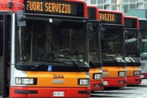 Napoli, autobus sprofonda