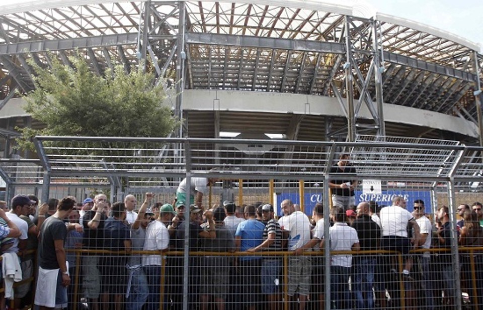 Noi in fila per entrare in curva B mentre i teppisti scavalcano. I carabinieri: «Scavalcate anche voi»