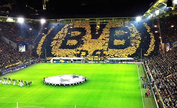 Entrare allo stadio costa troppo, la protesta dilaga in tutta l’Europa. I tifosi del Borussia Dortmund lanciano palline da tennis in campo