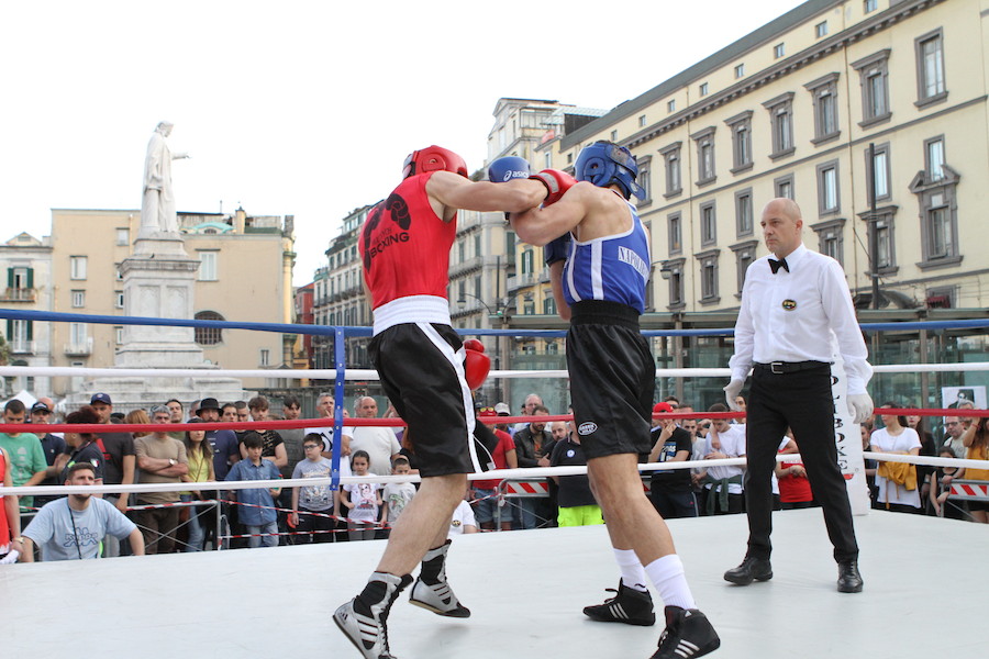 Il fascino della boxe a piazza Dante