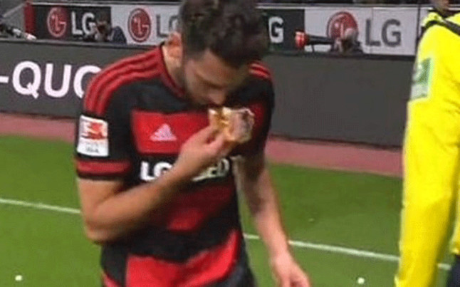 Razzismo in Bundesliga, lanciano panino col maiale al musulmano Calhanoglu