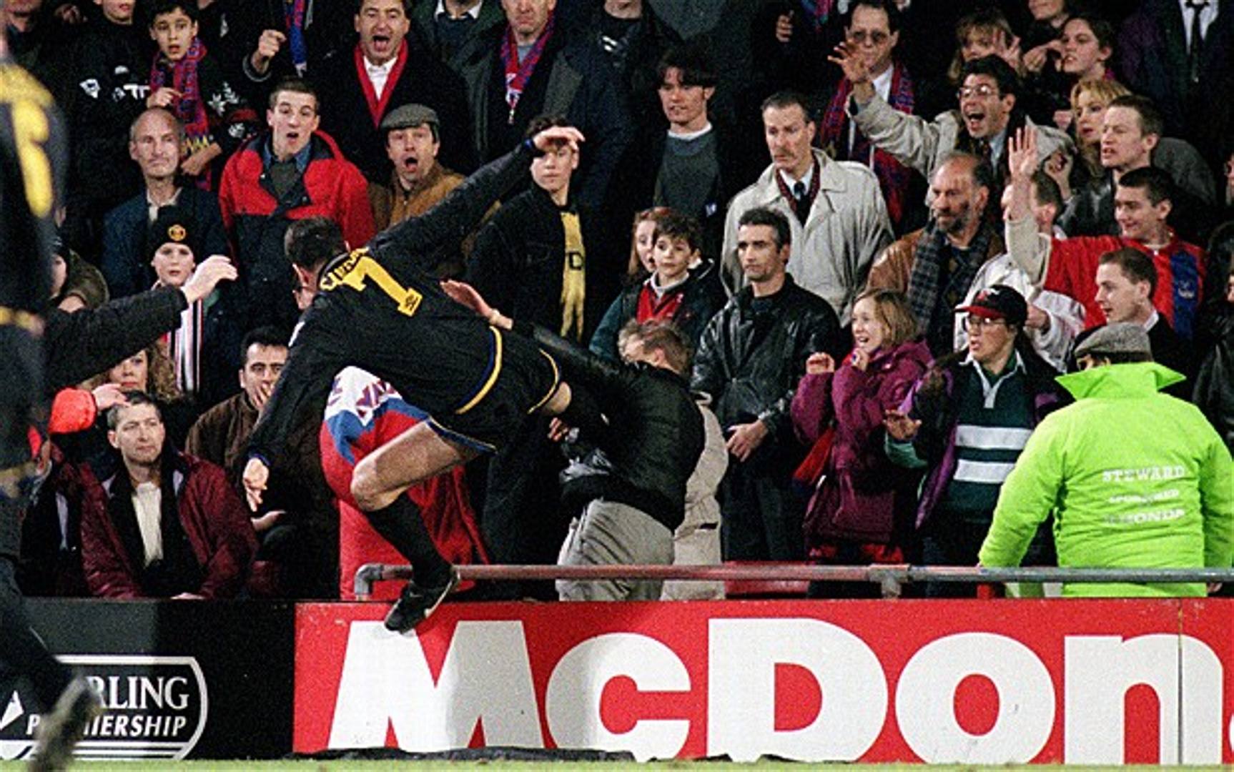 Vent’anni fa il calcio di Cantona. Ancora non si sa che cosa gli disse il giovane tifoso del Crystal Palace