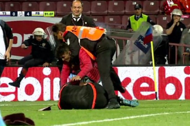 Incredibile dalla Turchia: tifoso invade il campo e picchia l’arbitro di porta