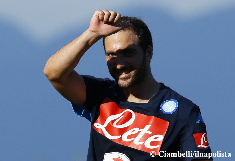 Il primo giorno di Higuain a Dimaro col Napoli Il primo giorno di Higuain a Dimaro col Napoli