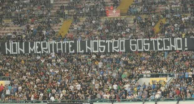 Avrei letto con piacere uno striscione dei giocatori del Napoli: “Sapete solo insultare e fischiare, dall’Europa imparate a tifare”