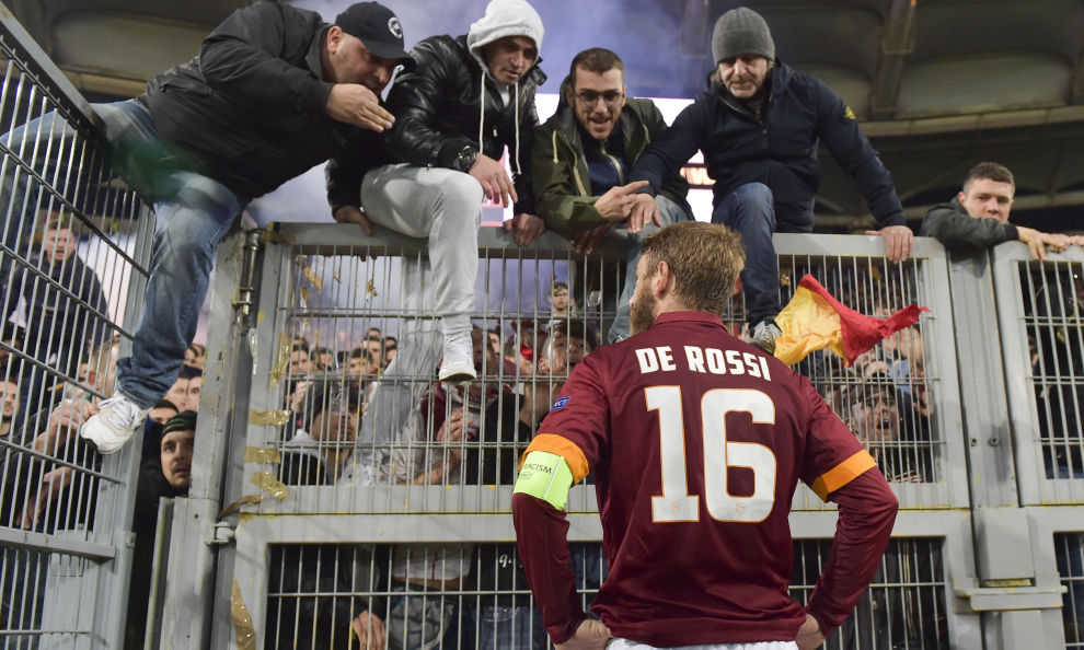 Le minacce degli ultras della Roma a Totti e De Rossi nei verbali della Procura. A De Sanctis “napoletano di m.” Le minacce degli ultras della Roma a Totti e De Rossi nei verbali della Procura. A De Sanctis “napoletano di m.”