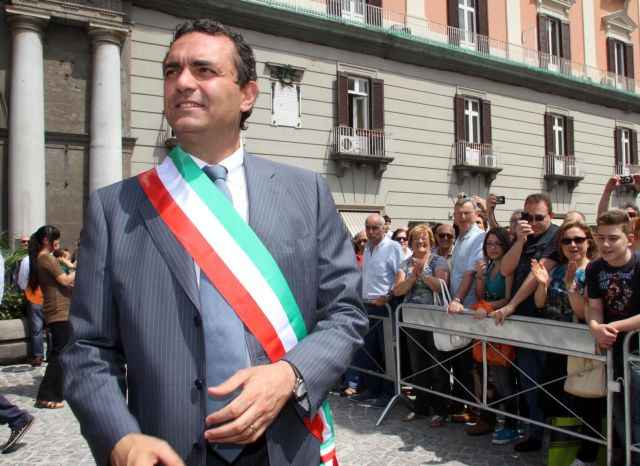 Col Comune sull’orlo del dissesto, de Magistris come aiuterà le periferie? Col Comune sull’orlo del dissesto, de Magistris come aiuterà le periferie?