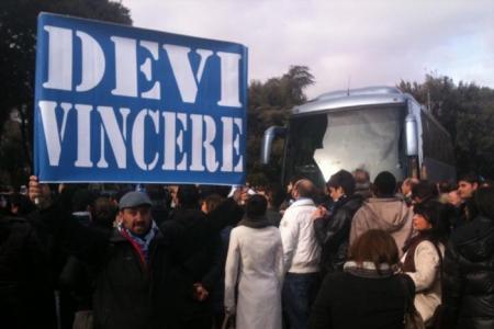 I tifosi del Napoli (non tutti) sembrano diventati tanti stalker I tifosi del Napoli (non tutti) sembrano diventati tanti stalker