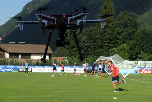 Napoli, c’è un drone nel cielo di Dimaro: è il drone di Sarri