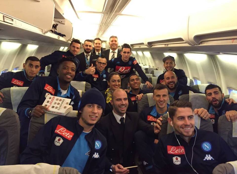 Il Napoli festeggia e in aereo Chalobah legge “Eleven rings” di Phil Jackson, il maestro zen dell’Nba Il Napoli festeggia e in aereo Chalobah legge “Eleven rings” di Phil Jackson, il maestro zen dell’Nba