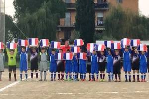 I bambini della scuola calcio dell’Empoli rendono omaggio alle vittime di Parigi item-thumbnail