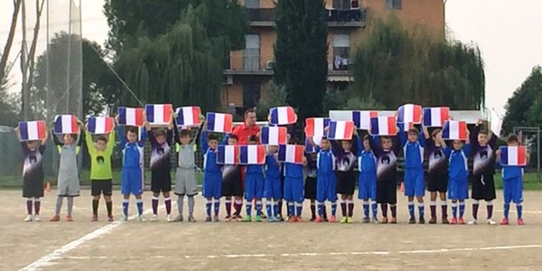 I bambini della scuola calcio dell’Empoli rendono omaggio alle vittime di Parigi I bambini della scuola calcio dell’Empoli rendono omaggio alle vittime di Parigi