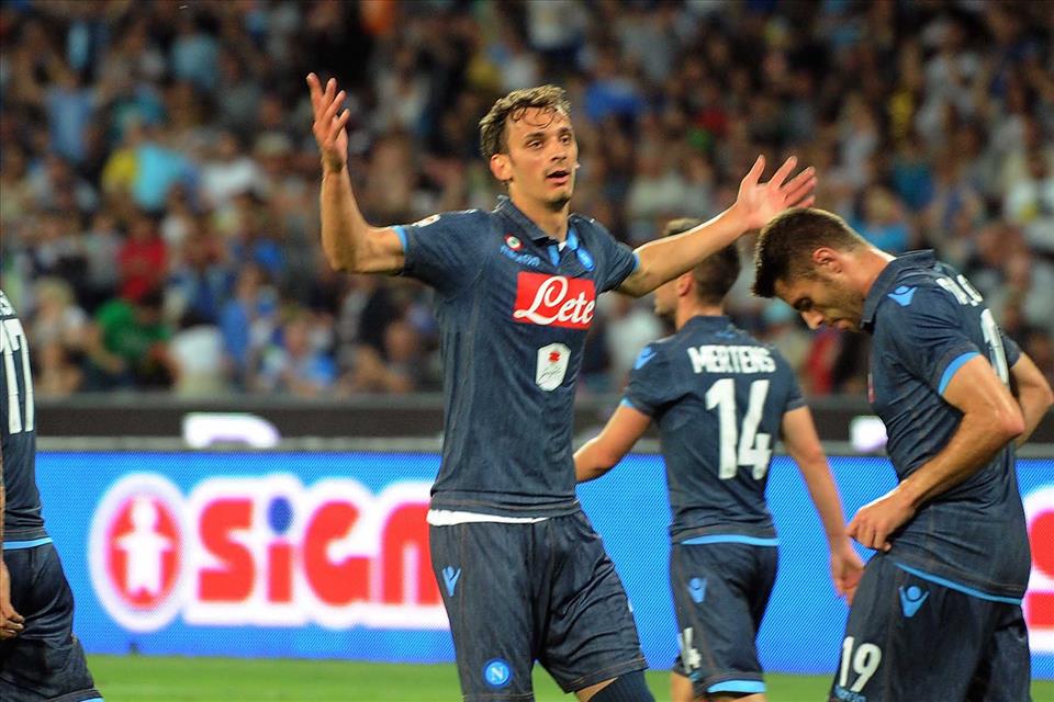 Incontro un vecchio amico: “Mi raccomando, stasera Napoli-Cesena vieni a vederla dai miei” Incontro un vecchio amico: “Mi raccomando, stasera Napoli-Cesena vieni a vederla dai miei”
