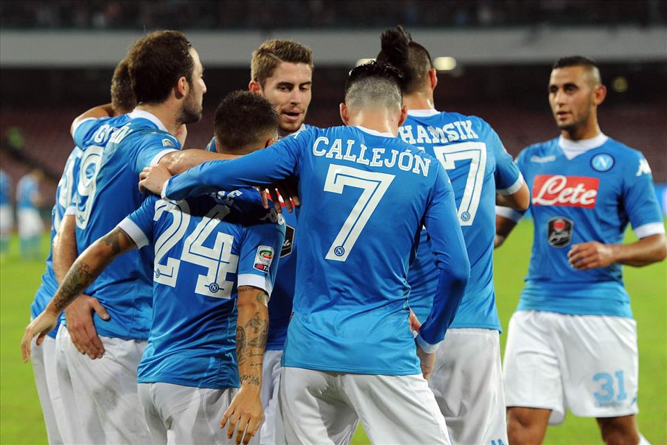 Il Napoli è la sola squadra con dieci risultati utili consecutivi. Da quattro trasferte non subisce gol