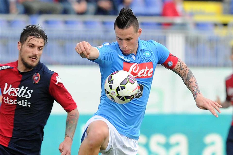 Hamsik arretra sempre più (per ora siamo a 20 metri) ed è a due gol dal suo record di sempre col Napoli Hamsik arretra sempre più (per ora siamo a 20 metri) ed è a due gol dal suo record di sempre col Napoli